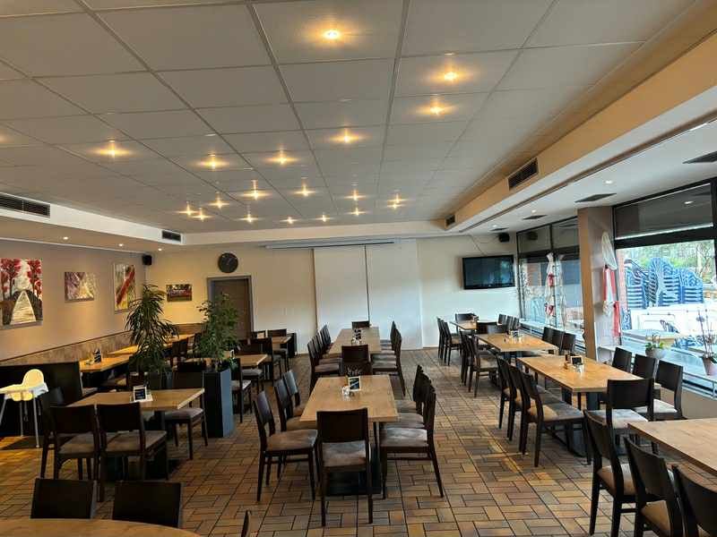 Gastraum Acherontas mit gedeckten Tischen